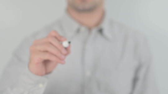 砰！男人在透明屏幕上写字