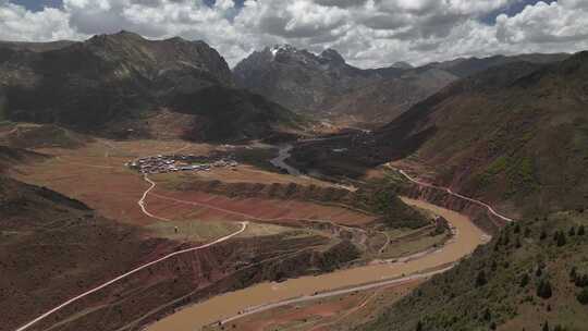 G214唐蕃古道类乌齐桑卡村吉曲航拍风光