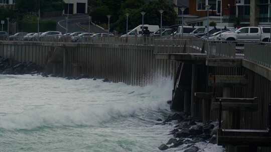 波浪拍打着城市的墙壁