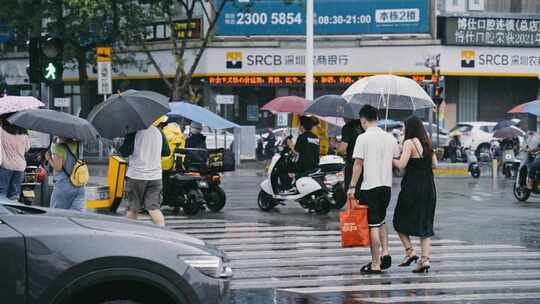 雨天的道路车辆和行人