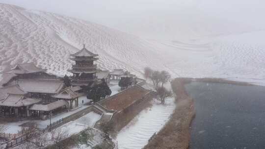 敦煌鸣沙山月牙泉冬天雪景航拍