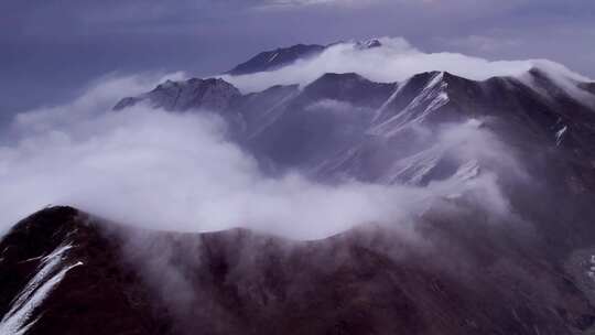 青海拉脊山雪山云雾航拍