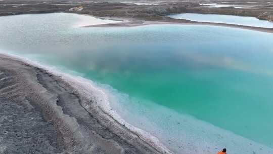 青海海西大柴旦翡翠湖人物湖面航拍视频