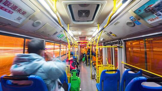疫情期间公交车乘客戴口罩保持距离夜间行驶视频素材模板下载