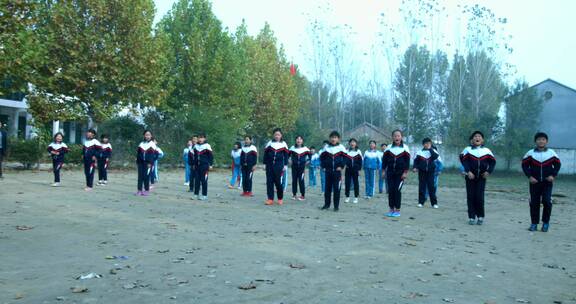 学校里练习早操的学生们