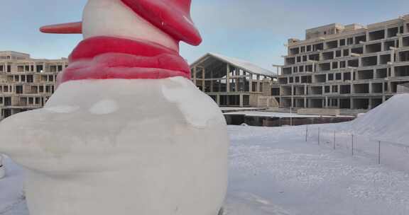 雪地上戴着红围巾的巨大雪人