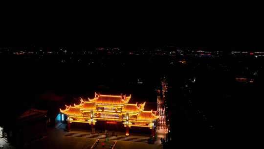 航拍云南丽江古城大门夜景