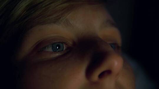 近距离拍摄男孩蓝色眼睛视频素材模板下载
