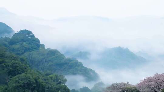 山间云雾缭绕的自然风景