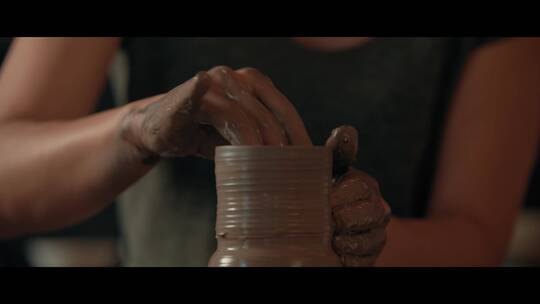 女人用手给陶器塑形特写