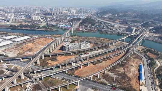 水上铁路桥与周边建筑的俯瞰景象