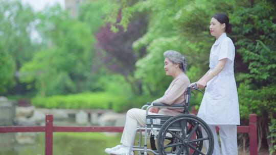 护士推轮椅