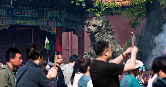 北京雍和宫雍和门烧香祈福