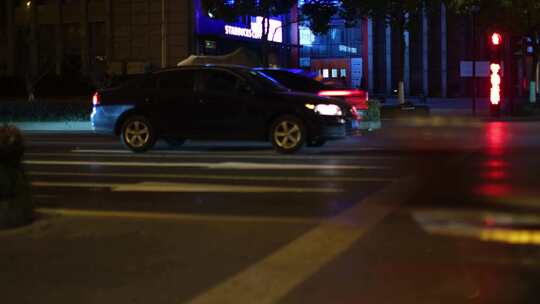 夜晚城市街头汽车车流人流夜景光斑视频素材