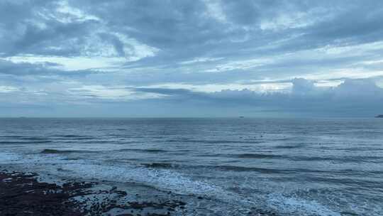 阴天大海礁石航拍沙滩海水礁石海岸边岩石