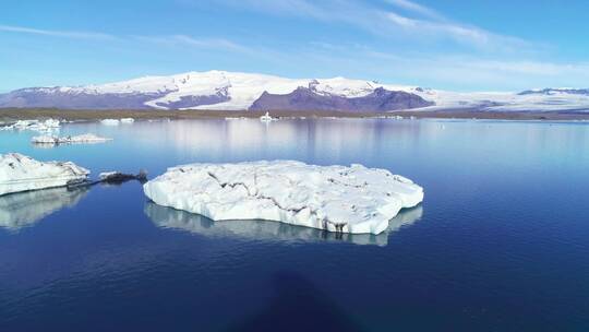 航拍北极泻湖的美景