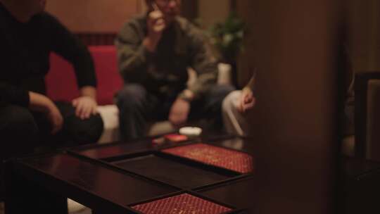 实拍-警示教育常用素材几人密谋交谈