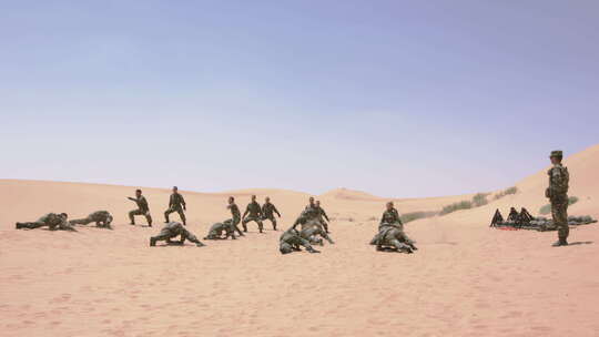 边防战士烈日沙漠中集体演练