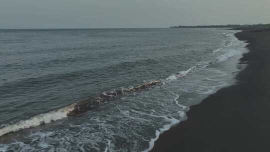 原创 印尼外南梦火山灰黑沙滩海滨风光航拍视频素材模板下载