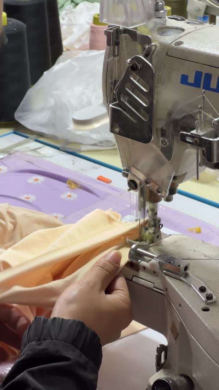 绿色布料缝纫过程