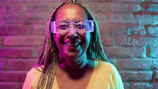 女性使用增强现实眼镜视频素材模板下载
