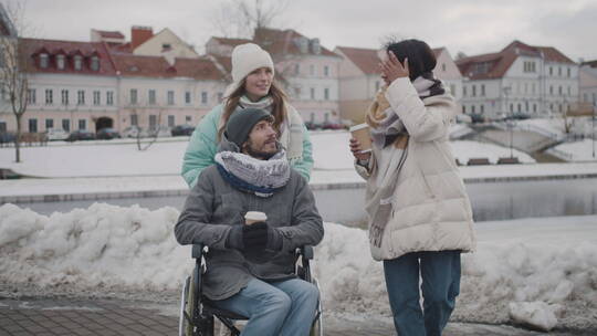 残疾人和朋友在散步聊天