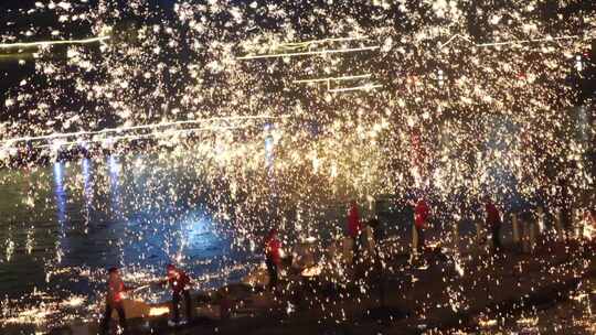 打铁花 传统表演 传统文化 节日气氛 夜景