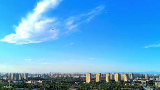 秋天蓝天白云下的北京城市