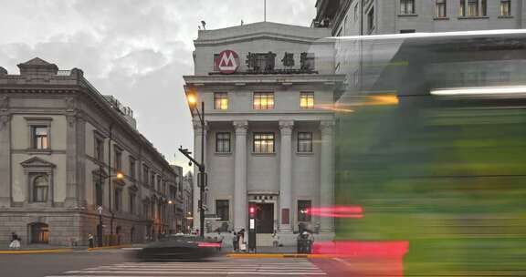 上海外滩招商银行大楼建筑车流傍晚