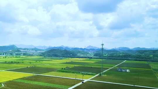 高铁动车复兴号穿过田野