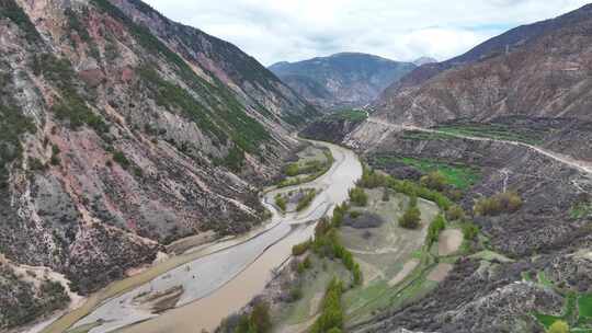 西藏左贡县卡尼村玉曲峡谷丙察左公路风光