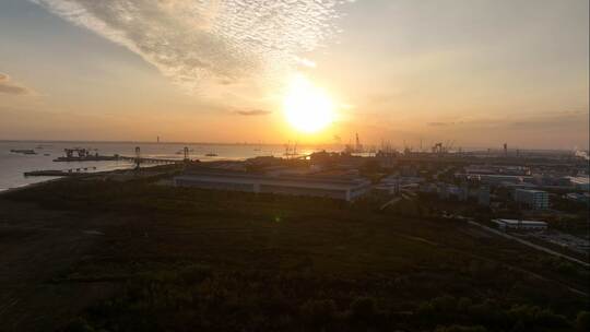 夕阳下的长江沿线工业园区