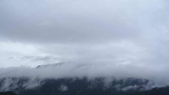 山峰云雾缭绕雨后农村远山云雾变化乡村风景