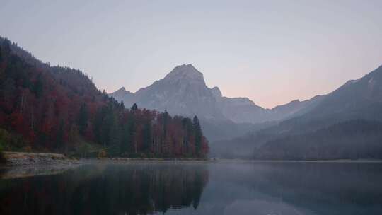 瑞士阿尔卑斯山奥伯西湖宁静的秋景