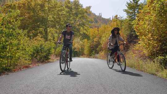 旅行者夫妇在大自然中骑自行车视频素材模板下载