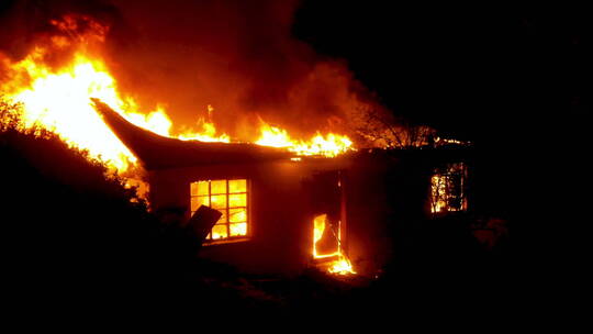 大火中烧毁的房子视频素材模板下载