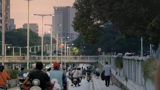 城市傍晚夕阳黄昏行人天桥人文纪实