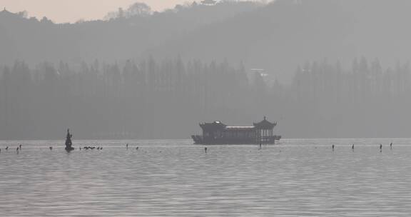 杭州西湖湖面游船手划船晨曦空镜