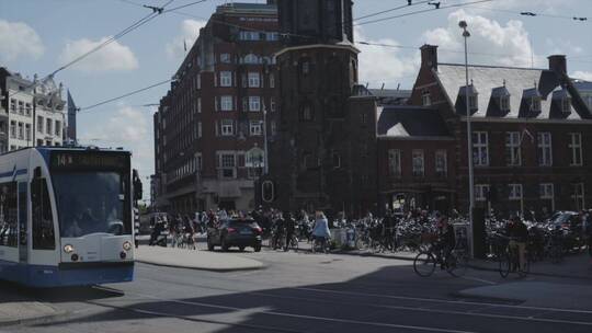 晴朗的白天阿姆斯特丹广场前驶过有轨电车
