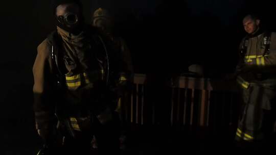 黑暗房间里的消防员