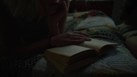 年轻的女人在室内阅读