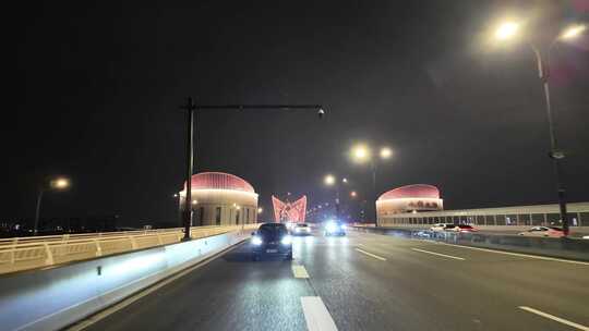 城市夜晚开车第一视角汽车窗外沿途风景马路