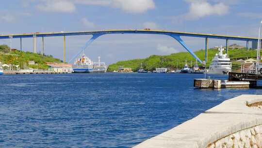 朱莉安娜女王桥位于加勒比海岛屿上威廉斯塔德蓬达美丽的圣安娜湾视频素材模板下载