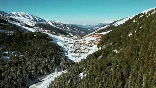 天线，滑雪场，雪地，山峰