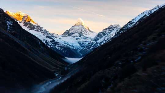 雪山风景 登山 日照金山 旅游