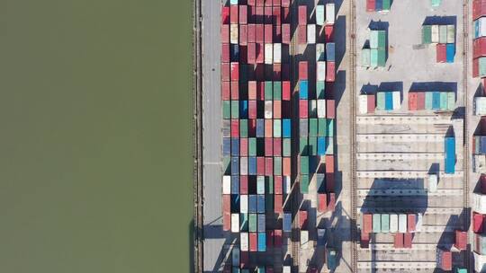 航拍繁忙的集装箱码头视频素材模板下载