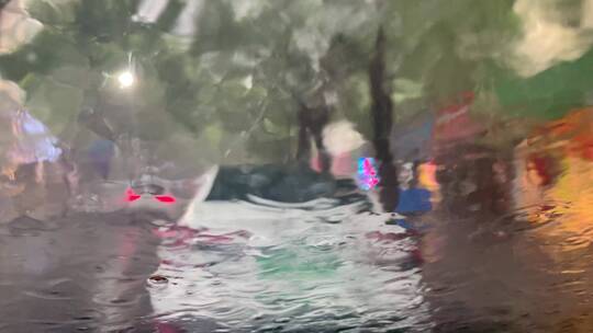 下暴雨 下雨天 雨中行人 车雨水 意境实拍