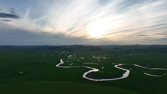 航拍暮色下的草原蜿蜒河流