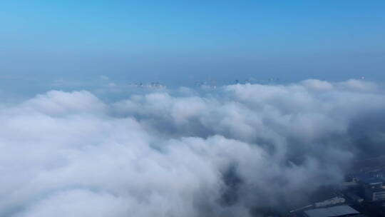 航拍云雾中的城市