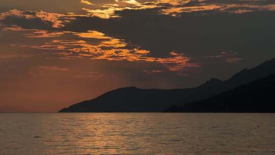 宁静的海岸线上令人惊叹的日落